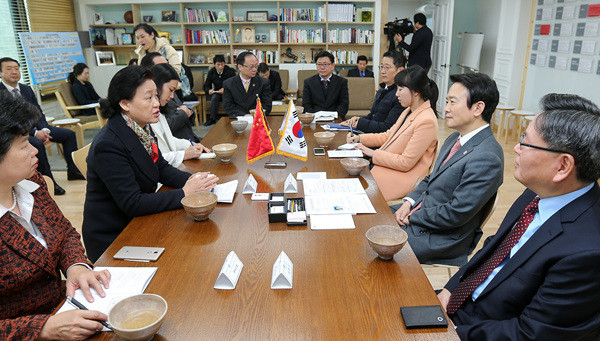 ▲ 5일 오전 도지사 집무실에서 남경필 경기도지사가 중국 광둥성 자오위팡 부성장을 만나 면담을 하고 있다.ⓒ 경기도