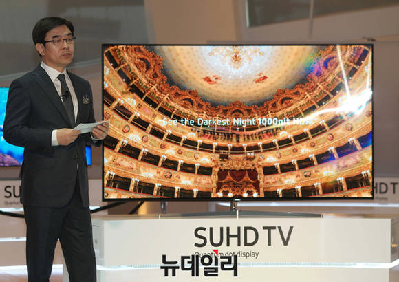 ▲ 삼성 2세대 퀀텀닷 SUHD TV를 소개하고 있는 김현석 삼성전자 영상디스플레이사업부 사장. ⓒ삼성전자