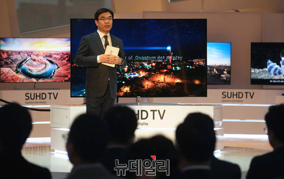 ▲ 삼성 2세대 퀀텀닷 SUHD TV를 소개하고 있는 김현석 삼성전자 영상디스플레이사업부 사장. ⓒ삼성전자ⓒ