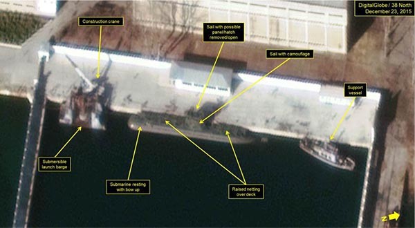 ▲ 북한전문매체 '38노스'가 공개한 북한 신포항 모습. 신형 잠수함이 중앙에 보인다. ⓒ38노스 화면캡쳐