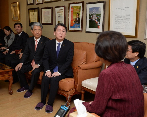 ▲ 안철수 의원이 4일 탈당파 의원들과 함께 동교동 자택을 예방하자, 이희호 여사는 동교동 자택 안마당에서 가꾼 모과나무에서 열린 모과열매로 만든 차를 대접하고 따로 20여 분간 비공개 독대를 가지는 등 각별하게 대했다. ⓒ뉴시스 사진DB