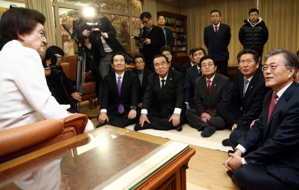 ▲ 더불어민주당 문재인 대표는 1일 이희호 여사의 동교동 자택을 찾았으나, 차 대접이나 비공개 독대는 따로 없었다. ⓒ뉴시스 사진DB