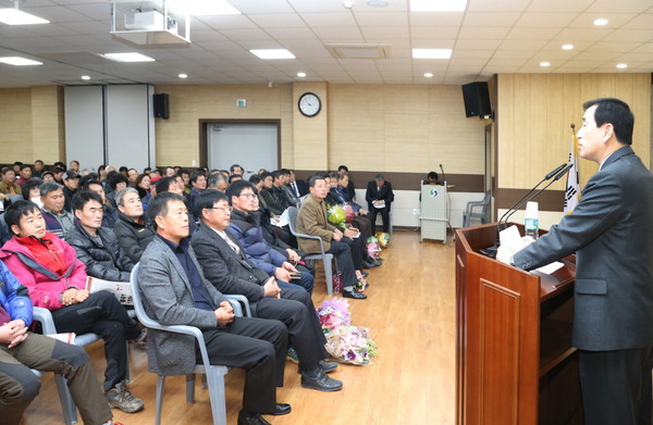 ▲ 조길형 시장(오른쪽)이 앙성면 주민들과 대화의 시간을 갖고 있다.사진제공=충주시