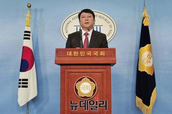 ▲ 더불어민주당 최재천 의원은 6일 오전 라디오에 출연해 내년 총선을 위한 선대위원장과 인재영입, 야권연대 가능성에 대한 입장을 밝혔다. ⓒ뉴데일리 이종현 기자