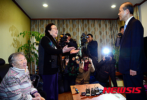 ▲ 지난 29일 오후 한국정신대문제대책협의회(정대협)가 운영하는 서울 마포구 연남동 쉼터를 찾은 임성남 외교부 1차관이 이용수 할머니의 호통을 듣고 있다.  ⓒ뉴시스