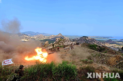 ▲ 북한 김정은이 조선인민군 제171군부대 직속 민경초소와 군부대를 방문한 가운데 방사포 발사 훈련이 열리고 있다. ⓒ신화/뉴시스