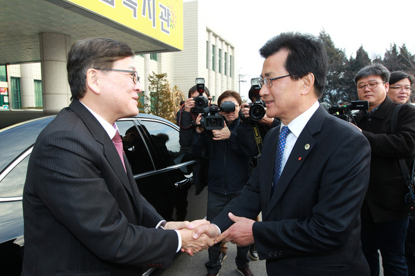 ▲ 	정진엽 장관(사진 왼쪽)과 이시종 충북지사(사진 오른쪽)가 악수를 나누고 있다.  ⓒ뉴데일리