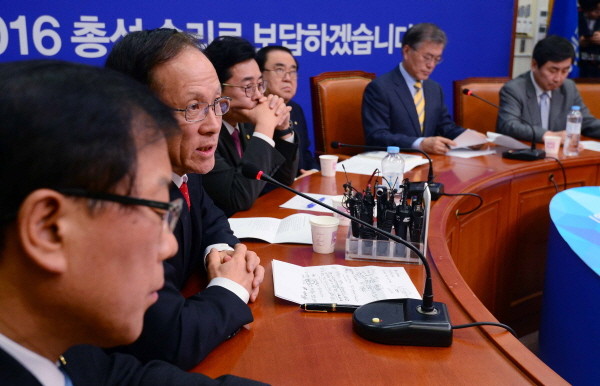 ▲ 더불어민주당이 6일 북한의 수소폭탄 실험 주장과 관련해 긴급 최고위원 연석회의를 소집한 가운데, 이 자리에 배석한 이수혁 전 6자회담 수석대표가 발언하고 있다. ⓒ뉴시스 사진DB