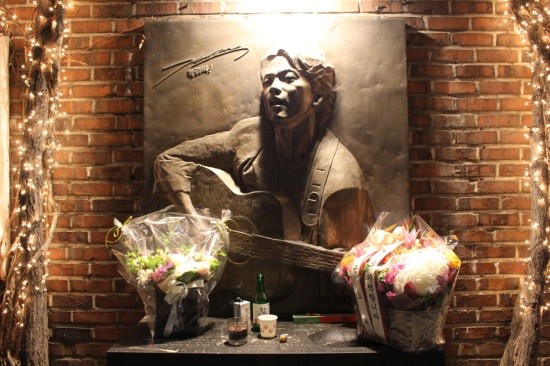 ▲ 김광석 노래비(2008 김광석추모사업회 건립, 안규철 제작, 학전블루 소극장). 학전블루 소극장은 故김광석이 1991년부터 1995년까지 매년 라이브 콘서트를 하고, 1000회 공연을 맞이했던 곳으로, 라이브 콘서트의 시발점이 된 역사적인 장소다. 매년 이맘때쯤이면 팬들이 찾아와 그의 노래도 부르고, 소주 한 잔 따르고 가기도 하며 그를 추억하고 그리워하는 공간으로 남아있다.