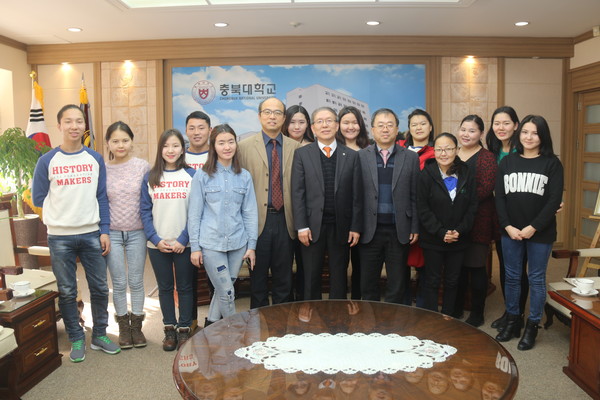 ▲ 윤여표 충북대 총장(1열 가운데), 고재형 후레대학 교수(윤여표 총장 왼편), 한남수 충북대 식품생명공학과 교수(윤여표 총장 오른편), 체기 전임강사(오른쪽 끝에서 세 번째) 등이 방문해 기념촬영을 하고 있다.ⓒ뉴데일리