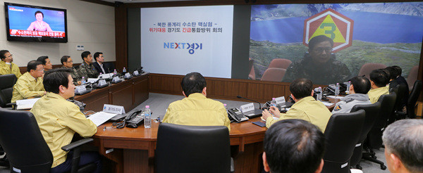 ▲ 남경필 경기도지사가 ‘북한 풍계리 수소탄 핵실험 관련 경기도 긴급통합방위 회의’에서 육군 3군사령부와 영상통화를 하며 보고를 받고 있다. ⓒ경기도