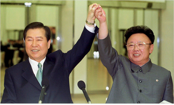 ▲ 김대중 - 김정일 회담. 김대중은 노벨평화상을 받았는데 북한의 핵 위협은 계속되고 있다.