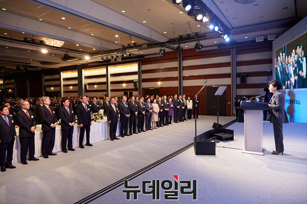▲ 박근혜 대통령과 경제계 인사들이 6일 오후 서울 코엑스에서 열린 2016년 경제계 신년인사회에 참석해 축사를 하고 있다. ⓒ뉴데일리