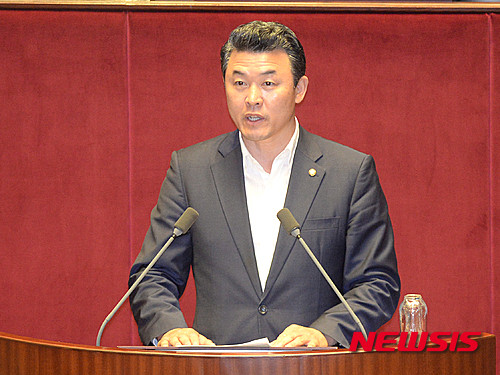 ▲ 새누리당 윤영석 의원이 2015년 대한민국 국회의원 의정대상 수상자로 선정됐다. 7일 국회의원 회관에서 시상식이 열릴 예정이다. ⓒ뉴시스 DB