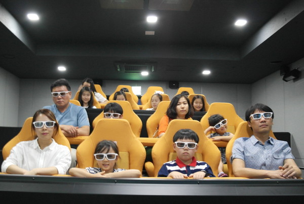 ▲ 단양다누리센터 4차원 체험관에서 영화를 즐기고 있는 관광객들.사진제공=단양군