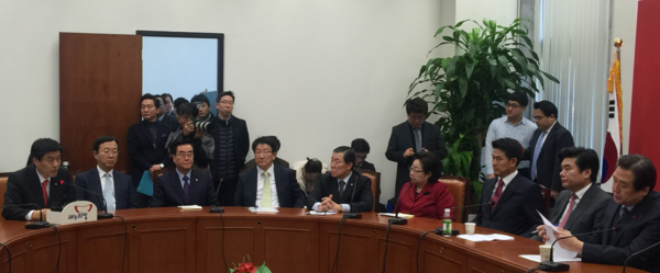 ▲ 7일 국회에서 열린 새누리당 최고위원회의에서 원유철 원내대표(오른쪽 두번째)와 심윤조 의원(왼쪽)이 북한의 4차 핵실험 규탄 및 핵폐기 촉구 결의안 대표발의와 관련해 발언하고 있다. ⓒ뉴데일리