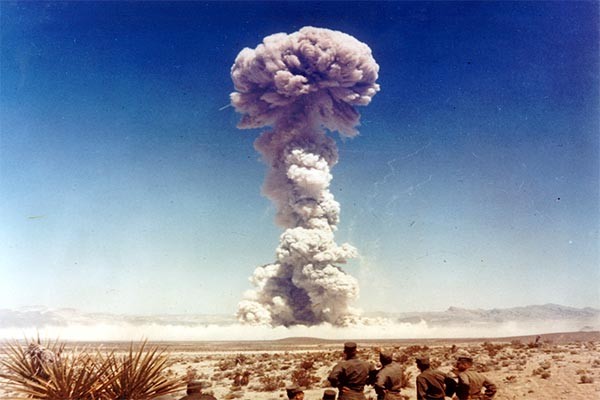 ▲ 1951년 美네바다주 사막에서 실시한 핵폭탄 실험. 이 같은 지상 핵실험은 1970년대부터 자취를 감췄다. ⓒ美정부 아카이브 사이트 캡쳐