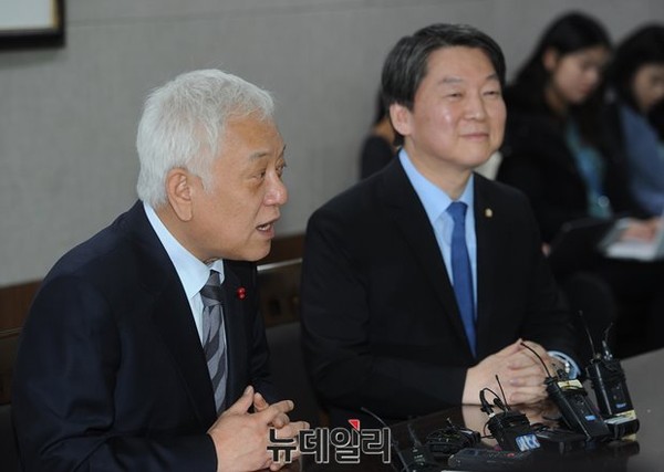 ▲ 김한길 의원과 안철수 의원이 7일 정오, 의원회관 의원식당에서 오찬 회동을 갖고 회동 결과를 발표하고 있다. 회동 결과, 김한길 의원은 안철수 신당 합류를 결정했다. ⓒ뉴데일리 정재훈 기자