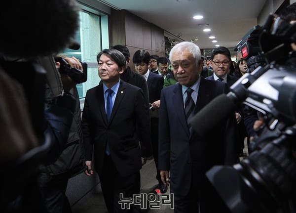 ▲ 김한길 의원과 안철수 의원이 7일 오찬 회동을 갖고 회동 결과를 발표한 뒤 의원회관 의원식당을 떠나고 있다. ⓒ뉴데일리 정재훈 기자