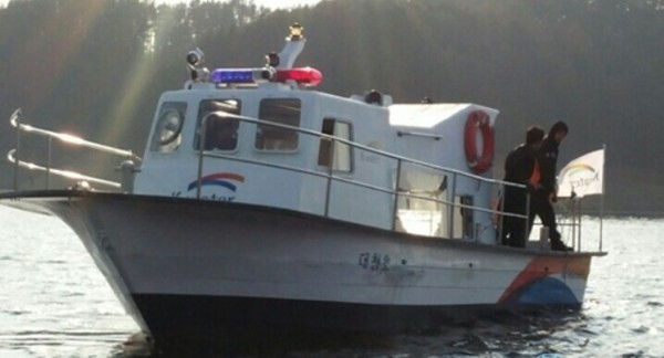 ▲ 대청호에서 유해조수방지 감시선이 침몰해 2명이 실종돼 충북소방본부 119구조대와 대전소방방본부가 합동수색을 벌이고 있다. ⓒ뉴데일리