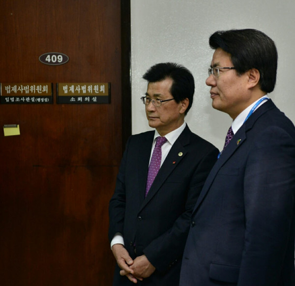 ▲ 이시종 충북도 지사(왼쪽)와 이근규 제천시장이 국회 법사위 소위원회가 열리는 회의실 앞에서 의원들을 기다리고 있다.사진제공=제천시