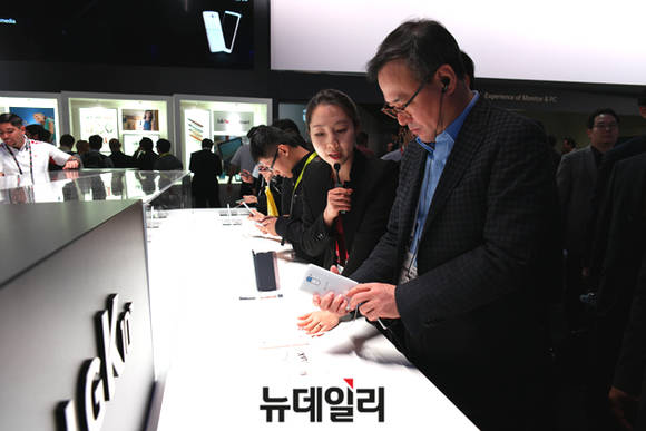 ▲ 장동현 SK텔레콤 사장이 CES 2016에서 처음 공개된 LG K10스마트폰을 체험하고 있다. ⓒ뉴데일리 윤진우 기자