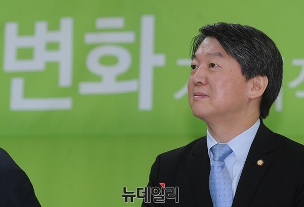 ▲ 안철수 의원이 8일 서울 마포구 신당 당사에서 열린 창당준비점검회의 모두발언에서 부정부패 척결을 재차 강조했다. 이를 두고 더불어민주당 친노 문재인 대표가 4호로 인재 영입한 김선현 차의과학대학교 교수가 독직 의혹에 휩싸인 것을 겨냥한 것이라는 분석이 나온다. ⓒ뉴데일리 정재훈 기자