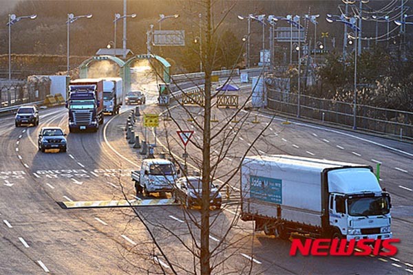 ▲ 지난 7일 경기 파주시 CIQ를 출입하는 차량들. ⓒ뉴시스. 무단전재 및 재배포 금지.