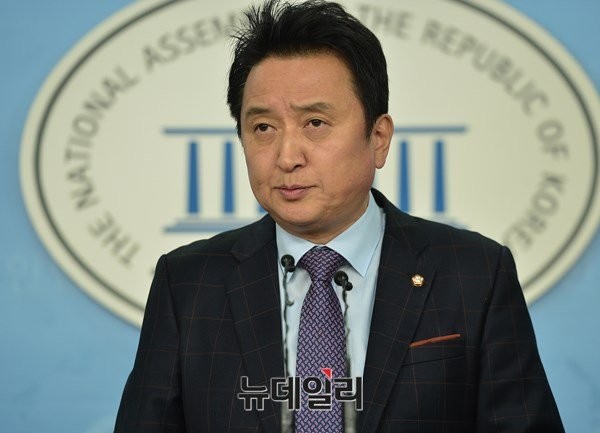 ▲ 더불어민주당 소속이었던 김영환 의원이 8일 국회 정론관에서 탈당 기자회견을 하고 있다. 그는 친노패권주의를 강도높게 비판하면서 안철수 신당에 합류하겠다고 말했다. ⓒ뉴데일리 정상윤 기자