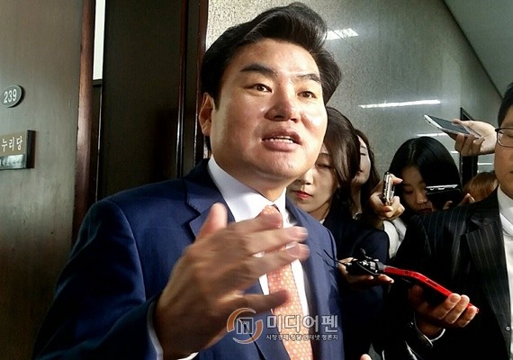 ▲ ▲ 새누리당 지도부인 원유철 원내대표가 핵무장론을 꺼냈다. 그는 “그게 국방위원장 시절부터의 소신”이라고 밝혔다. /사진=미디어펜