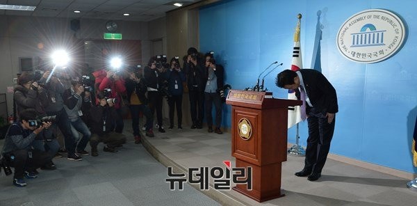 ▲ 김영환 의원이 8일 탈당을 선언하면서 국민과 안산시민에게 이해와 용서를 구한다며 사죄하고 있다. ⓒ뉴데일리 정상윤 기자