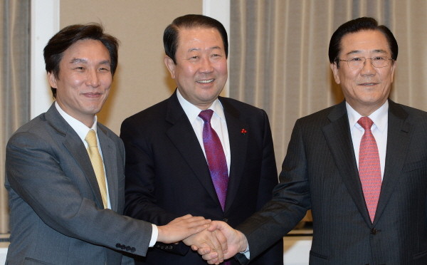 ▲ 민주당 김민석 새시작위 의장과 통합신당 박주선 의원, 신민당 박준영 전 전남도지사(사진 왼쪽부터)가 8일 오전 국회본청 귀빈식당에서 회동을 갖고 있다. 이들은 회동 결과 3세력 간의 소통합에 전격 합의했다. ⓒ뉴시스 사진DB