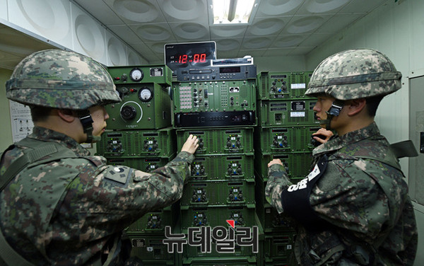 ▲ 8일 오전 언론에 공개된 중부전선 대남방송용 장비실.ⓒ합참