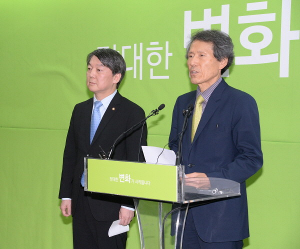 ▲ 국민의당 안철수 의원과 한상진 공동창당준비위원장이 8일 당명 발표 기자회견에 앞서 일부 인사들의 영입 과정에서 검증이 미흡했음을 들어 신당 합류를 취소하고 이에 사과하고 있다. ⓒ뉴시스 사진DB