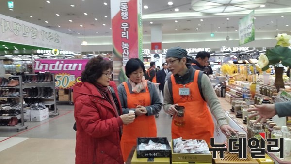 ▲ 상주시는 지난 1일부터 13일까지 농협유통 서울 양재점에서 농특산물 특판행사를 연다. ⓒ상주시 제공