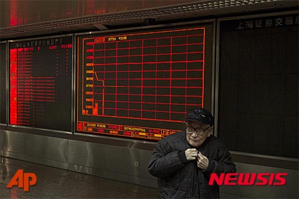 ▲ 지난 7일 중국상해증시는 개장 30분 만에 급락장세로 폐장했다. 객장을 떠나는 노인의 표정이 현재 중국 국민들의 불안을 보여주는 듯하다. ⓒ뉴시스-AP. 무단전재 및 재배포 금지.