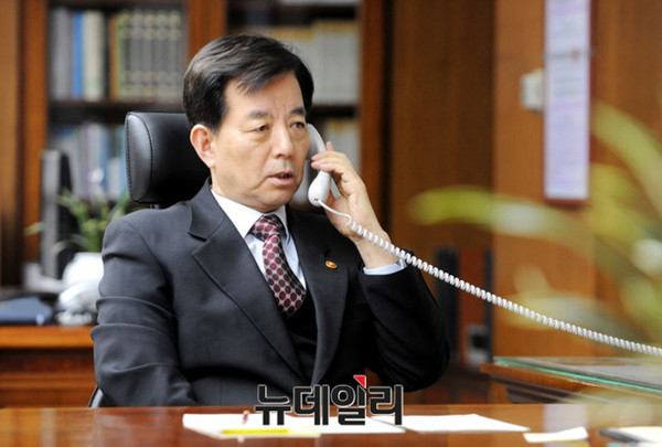 ▲ 8일 저녁 한민구 국방부 장관이 나카타니 일본 방위대신과 핫라인을 통해 대담을 나누고 있다.ⓒ국방부