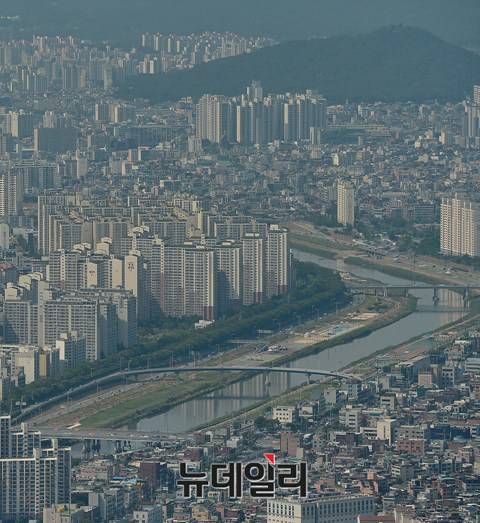 ▲ 1월 첫째 주, 서울 강남구와 경기 김포시 산본신도시의 아파트 매매가와 전셋값이 한꺼번에 떨어졌다. 사진은 수도권의 아파트, 주택 전경.ⓒ뉴데일리