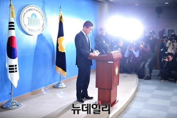 ▲ 더불어민주당 주승용 전 최고위원이 8일 페이스북을 통해 호남 민심의 현주소에 대해 재차 경고했다. 사진은 지난해 12월 8일 국회에서 최고위원 사퇴를 선언하는 기자회견을 하기에 앞서 고개를 숙인 채 침통한 표정을 짓고 있는 주승용 전 최고위원의 모습. ⓒ뉴데일리 이종현 기자