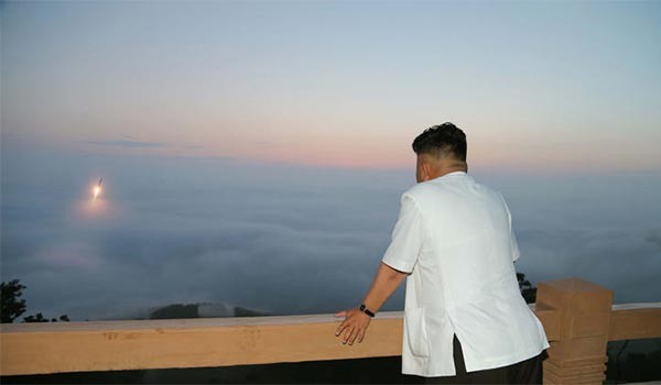 ▲ 2014년 7월 북한 장산곶에서 개량형 스커드 미사일을 발사할 당시 김정은의 모습. 모든 영상에서 변하지 않는 점은 돼지같은 김정은의 모습 뿐이다. ⓒ北선전매체 보도화면 캡쳐