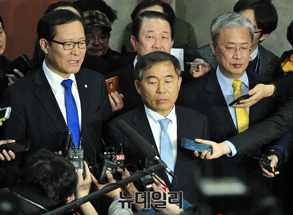 ▲ 지난해 12월 17일 국회에서 기자회견을 열고 탈당을 선언하고 있는 문병호 의원(사진 왼쪽, 자료사진). ⓒ뉴데일리 이종현 기자