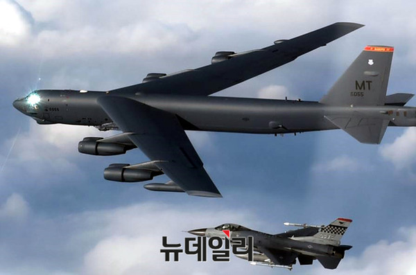 ▲ 10일 미국의 핵심 전략자산인 B-52 폭격기가 한반도 상공에 전개해 대한민국 공군 F-15K 및 주한 미국 공군 F-16 전투기와 함께 비행하며 북한 도발에 대응한 확장억제 임무를 수행했다.ⓒ공군