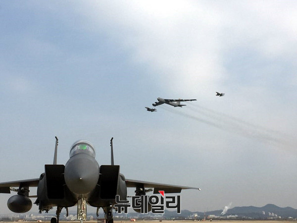 ▲ 10일 미국의 핵심 전략자산인 B-52 폭격기가 오산기지상공을 날고 있다.ⓒ뉴데일리 순정우 기자