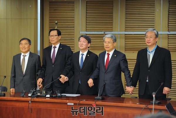 ▲ 안철수 의원이 국민의당 창당 선언을 하는 모습. 그는 10일 창당발기인대회를 열고 양당제의 폐해를 강력하게 지적했다. ⓒ뉴데일리 정재훈 기자