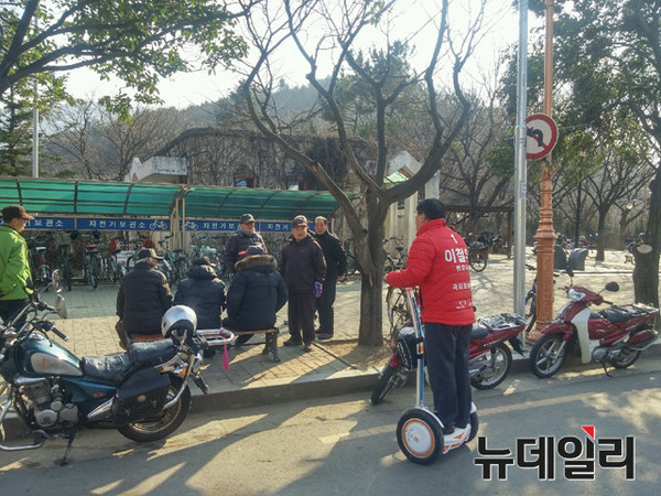 ▲ 이철우 변호사가 10일 대구 달서구 두류공원 일대를 돌며 가처분에도 불구하고 의정보고회를 강행한 조원진 의원을 상대로 왕발통 시위를 벌이고 있다.ⓒ이철우 후보 측 제공