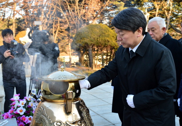 ▲ 국민의당 안철수 인재영입위원장이 11일 서울 동작동 국립현충원의 건국대통령 이승만 박사 묘역을 찾아 분향하고 있다. ⓒ뉴시스 사진DB