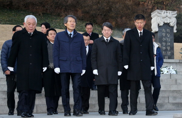 ▲ 국민의당 한상진 창당준비위원장과 안철수 인재영입위원장 등 지도부가 11일 서울 동작동 국립현충원의 박정희 전 대통령 묘역을 찾아 참배를 마치고 나오고 있다. ⓒ뉴시스 사진DB