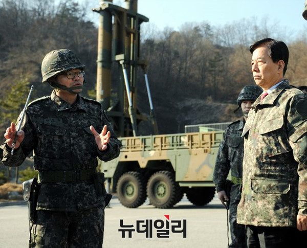 ▲ 지난 9일 육군 미사일 사령부를 방문한 한민구 국방부 장관.ⓒ국방부