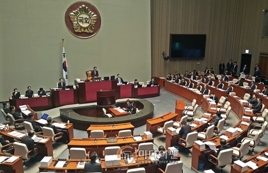 ▲ ▲ 현재 한국의 정치구조는 경제에 폐해를 주는 방향으로 왜곡되었으므로, ‘정치실패(political failure)’로 진단할 수 있다. 19대 국회는 정치실패의 단적인 사례다./사진=미디어펜