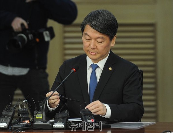 ▲ 국민의당 창당발기인 대회를 연 다음날 곧바로 광주 5.18 묘지를 참배하며 호남 끌어안기에 나선 안철수 의원. ⓒ뉴데일리 정재훈 기자